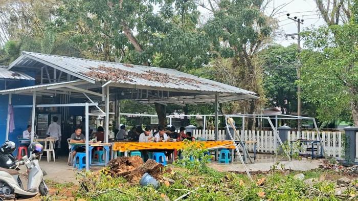 POHON TUMBANG - Peristiwa pohon tumbang terjadi di Jalan MH Thamrin, Palangka Raya usai hujan lebat disertai angin kencang mengguyur di sekitar lokasi kejadian, Senin (30/3/2026).