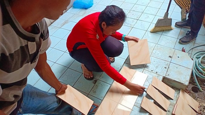 Jemari Para Polwan HSU Lincah Memasang Keramik Musala