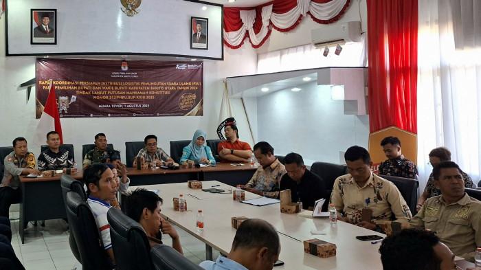 RAPAT PERSIAPAN - KPU Barito Utara bersama instansi terkait lainnya saat rapat persiapan distribusi logistik PSU, Jumat (1/8/2025) kemarin.