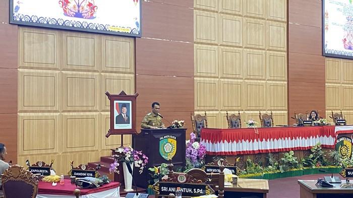 MENYAMPAIKAN - Wakil Wali Kota Palangka Raya, Achmad Zaini, menyampaikan sambutan dalam Rapat Paripurna ke-I Masa Persidangan III DPRD Kota Palangka Raya Tahun Sidang 2025/2026, di Ruang Sidang Paripurna DPRD Kota Palangka Raya, Senin (13/4/2026). Dalam kesempatan tersebut, disampaikan hasil reses anggota DPRD dari tiga daerah pemilihan.