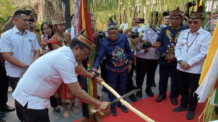 Menteri Hukum Supratman Andi Agtas Lakukan Potong Pantan, Simbol Kehormatan Tertinggi Suku Dayak