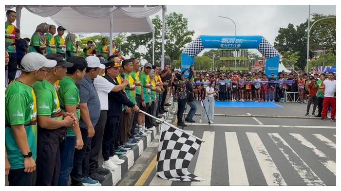RUN BANK KALTENG - Ribuan pelari berbagai usia memenuhi area start pada gelaran Bank Kalteng Run 8K yang berlangsung, di Bundaran Besar Palangka Raya, Minggu (16/11/2025).
