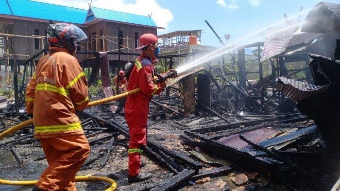 Diduga Akibat Korsleting Barak Lima Pintu di Sangatta Kutai Timur Dilalap Jago Merah
