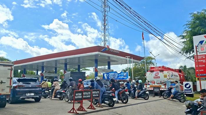 MENGANTRE - Warga harus antre berjam-jam untuk mendapat BBM di SPBU Jalan Imam Bonjol, Palangka Raya, Kamis (7/5/2026).