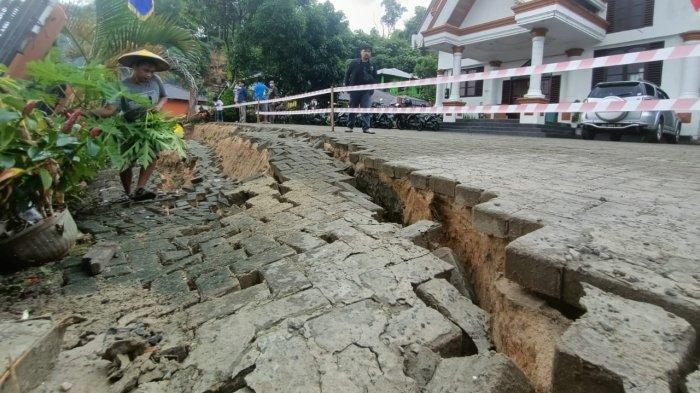 Halaman Gereja Toraja Tarakan Ambles Akibat Longsor, Ibadah Natal Terpaksa di Dalam Gedung