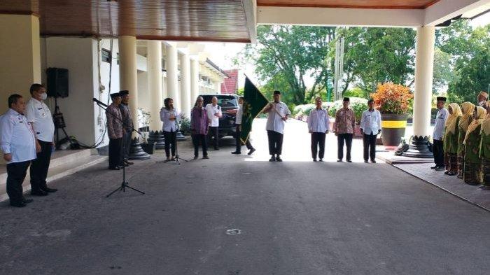 Lepas Peserta Muktamar ke 48 Muhammadiyah di Solo, Pj Bupati Anang Dirjo Minta Promosikan Kobar