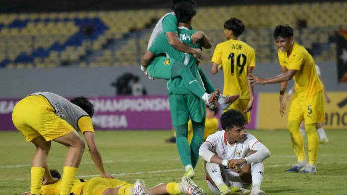 TIMNAS U17 -  Pemain Timnas Indonesia (jersey putih) saat menghadapi Timnas Malaysia pada laga Asean U-17 Championship 2026 yang berlangsung di Stadion Gelora Joko Samudro Gresik Jawa Timur, Kamis (16/4/2026). Pada laga kedua Timnas Indonesia di Grup A ini pertandingan berakhir kemenangan Tim Malaysia dengan skor akhir 1-0.
