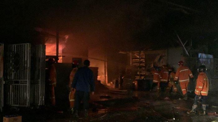 Seperti Perang, Suara Ledakan Terdengar Puluhan Kali di Toko Penjual Bahan Bangunan Sampit Terbakar