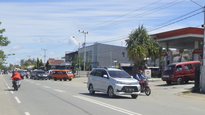 Di Ibu Kota Provinsi Termuda Ini, Warga Juga Harus Antre Dapatkan BBM