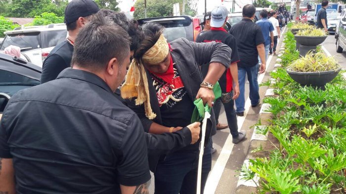 Bendera Kegiatan Fahri Hamzah di Manado Dicabut Lalu Dibakar Massa