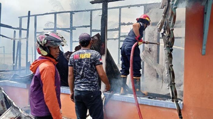 Jelang Malam Tahun Baru di Kobar, Dua Rumah Terbakar Satu Bangunan Milik Mantan Kades Kubu