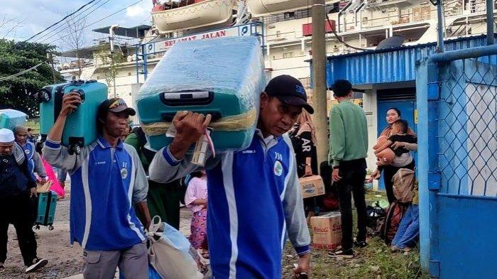 Aktifitas Kapal di Sampit Kembali Bergairah, Bahrudin Porter Pelabuhan Senang Bisa Bekerja Normal