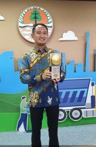 Fairid-Naparin-bawa-Piala-Adipura.jpg