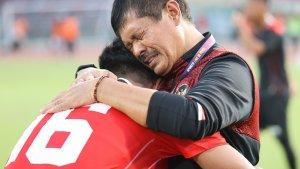 Indra-Sjafri-peluk-pemainnya-usai-lolos-ke-final-SEA-Games-2022-Indonesia-vs-Thailand.jpg
