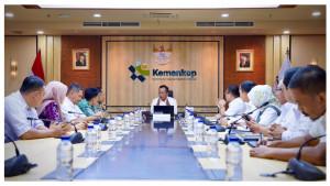 Menteri-Koperasi-RI_Ferry-Juliantono_Kobar.jpg