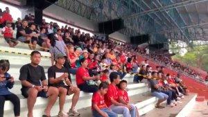 Para-suporter-saat-menonton-pertandingan-Kalteng-Putra-di-Stadion-Tuah-Pahoe-Kota-Palangkaraya.jpg