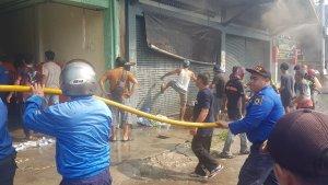 Pemadaman-bangunan-terbakar-di-Jalan-Kalimantan-Kota-Palangkaraya.jpg