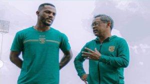 Pemain-baru-persebaya-Paulo-Victor-bersama-pelatih-Aji-Santoso.jpg