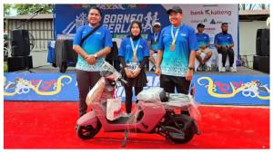Rina-Alya-Safitri_Kawal-Pahari-Run-5K_sepeda-listrik.jpg