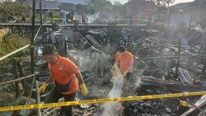 petugas-kepolisian-ke-lokasi-kebakarankjbcwdh.jpg