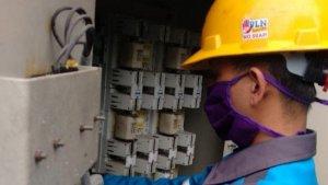 petugas-pln-sedang-mengecek-jaringan-listrik.jpg