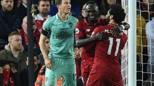 sadio-mane-dan-mohamed-salah-liverpool-vs-arsenal-di-depan-stephan-lichtsteiner-liga-inggris.jpg