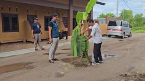 tanam-pisng-di-jalan-rusak-di-Palangka-Raya.jpg
