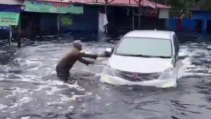 tangkapan-layar-video-mobil-hanyut-terbawa-arus.jpg