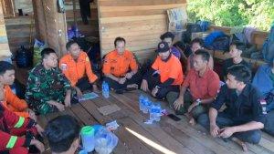 tim-gabungan-saat-melakukan-rapat-menentukan-titik-pencarian-khfe.jpg