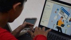 warga-mencari-informasi-tentang-pendaftaran-program-kartu-prakerja.jpg