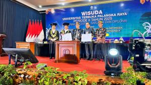 wisudawan-UT-pala.jpg