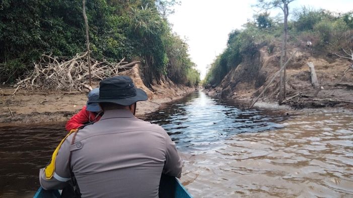 Tak Ada Akses Darat, Petugas Polsek Sabangau Pakai Perahu ke Lokasi Karhutla di Palangkaraya