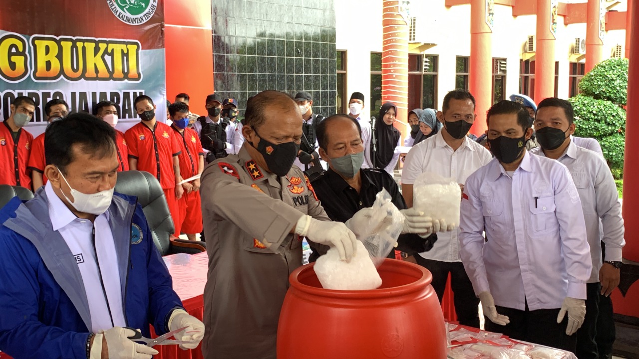Modus Baru Pengedar Narkoba di Kalteng, Dimasukkan Dalam Kaleng Pakan Burung Hingga Bungkus Teh