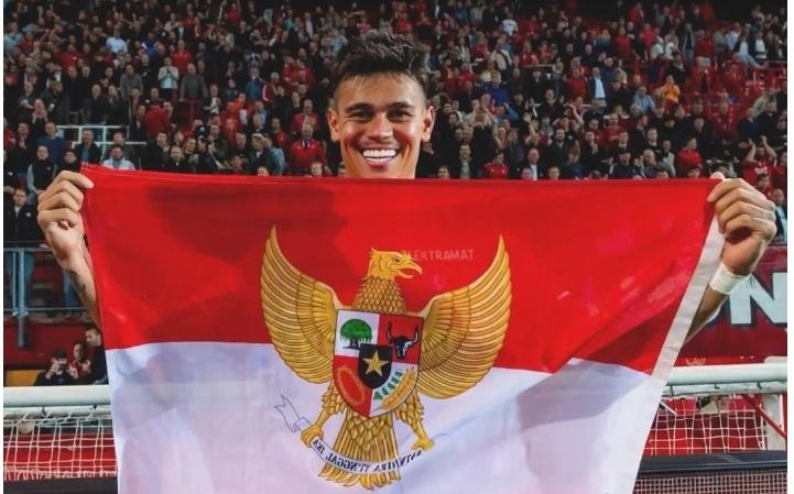 Bek-Timnas-Indonesia-Mees-Hilgers-di-Man-United-vs-Twente-Liga-Europa-Live-TV-Online.jpg