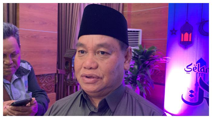 Bupati-Kotim-Halikinnor-saat-diwawancarai-oleh-awak-media.jpg