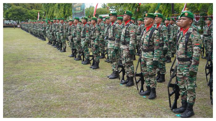 Danrem-102-Panju-Panjung-saat-mengecek-personil-pada-apel-hari-Juang-TNI.jpg