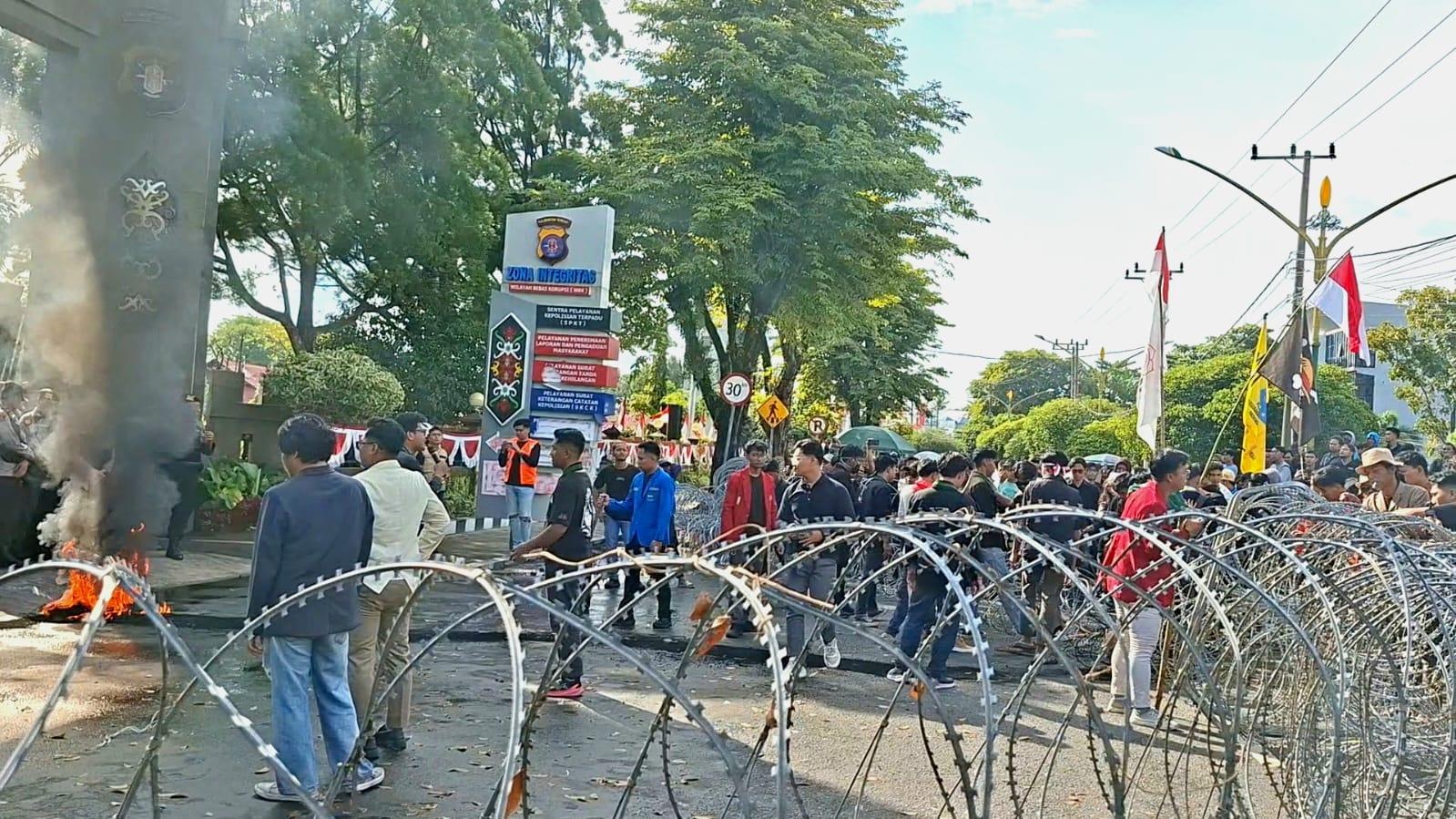 Akibat Demo Hari Ini, Puluhan Kucing Uya Kuya Dijarah, 4 Rumah Pejabat Lainnya Jadi Sasaran Massa - Demo-hari-ini-di-mapolda-Kalteng-30-Agt-2025.jpg