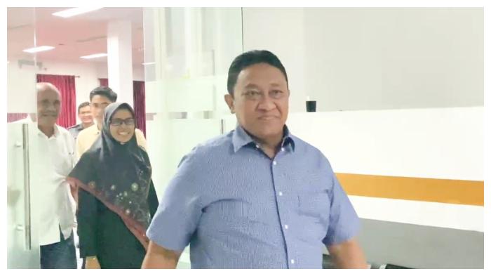 Edy-Pratowo-usai-menyampaikan-klarifikasi-di-Bawaslu-Kalteng.jpg