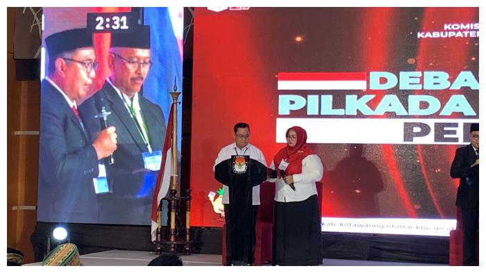 Halikinnor-dan-Irawati-saat-mengikuti-Debat-Publik-Pertama-Pilkada-Kotim-Sabtu-26102024-malam.jpg