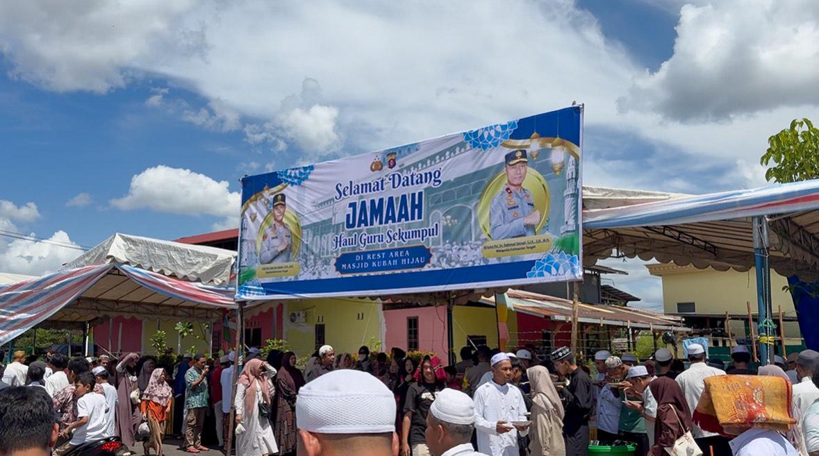 Jamaah-masjid-al-abrar-guru-sekumpul.jpg