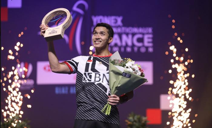 Jonatan-Christie-mengangkat-tropi-juara-French-Open-2023.jpg