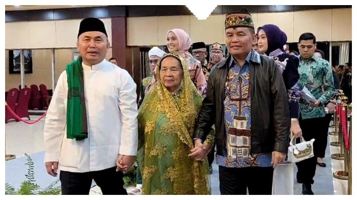 Kakak-adik-Agustiar-dan-Sugianto-Sabran-datang-ke-lokasi-sertijab-Gubernur-Kalteng.jpg