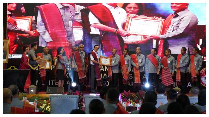 Kanwil-Kemenkumham-Kalteng-Terima-Penghargaan-dari-Menkumham-RI.jpg