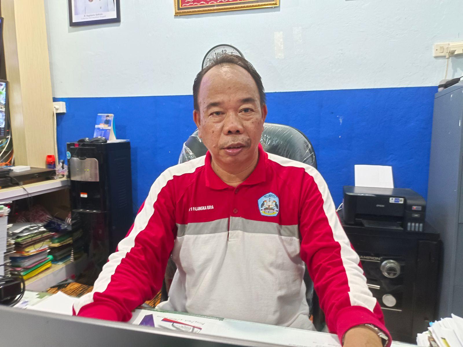 Kepala-Sekolah-SMAN-1-Kota-Palangkaraya-Arbusin.jpg