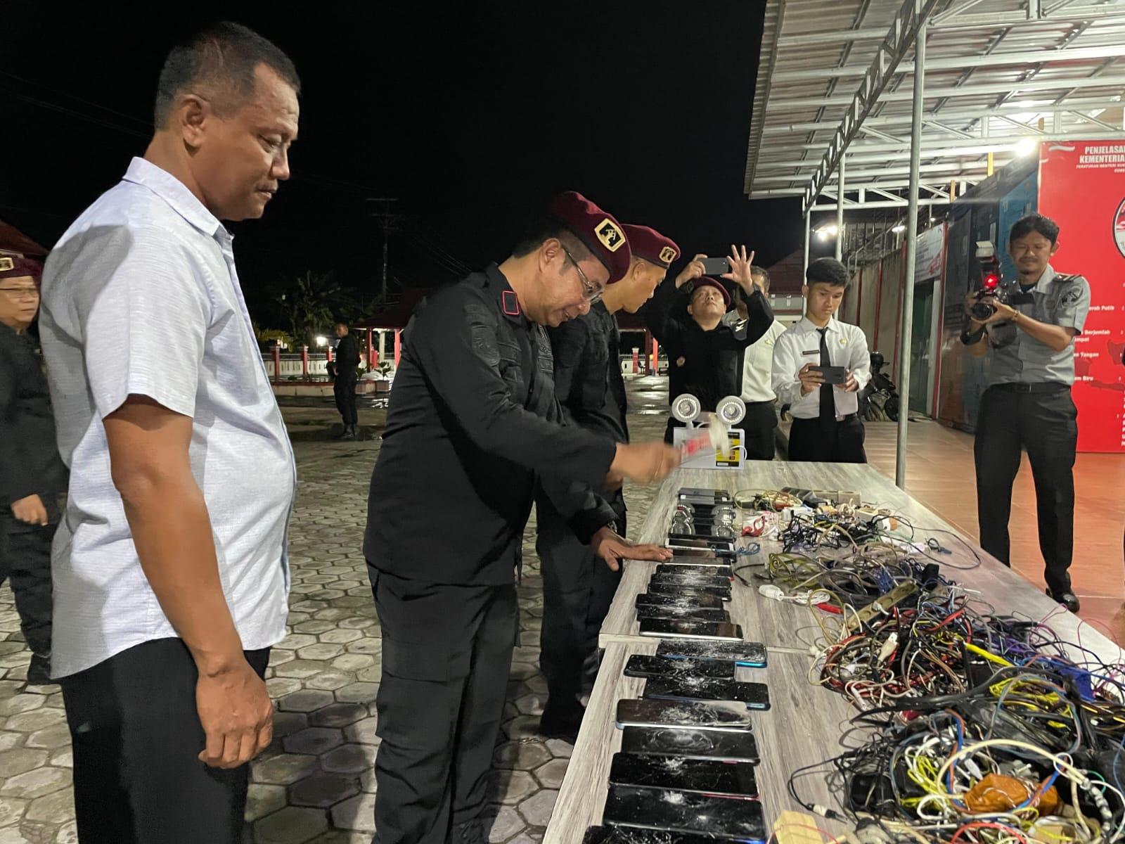 Terus Berulang Razia Rutin di Lapas Sampit Kalteng, Masih Ditemukan Handphone dan Sajam