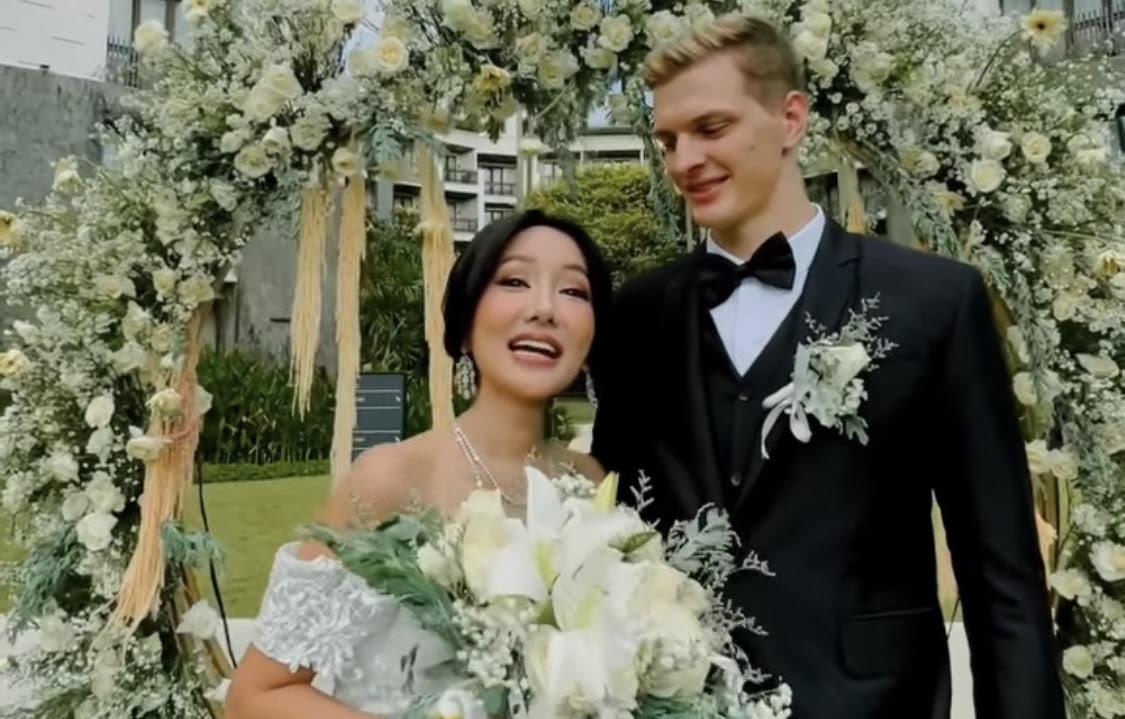 Lucinta Luna Pamer Momen Resmi Bertunangan dengan Bule di Threads, Warganet Beri Saran Bayi Tabung