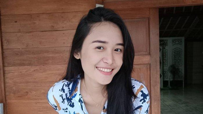 Erotik video yapon ayol bilan sana Xotin yashirin kameraga tushib qolgan.