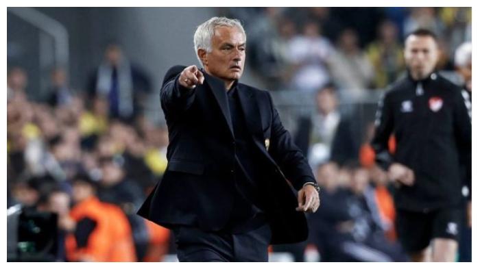 Pelatih-Fenerbahce-Jose-Mourinho-1.jpg
