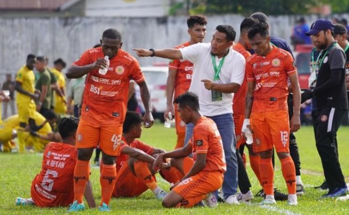Pelatih-Persiraja-Achmad-Zulkifli-memberikan-arahan.jpg