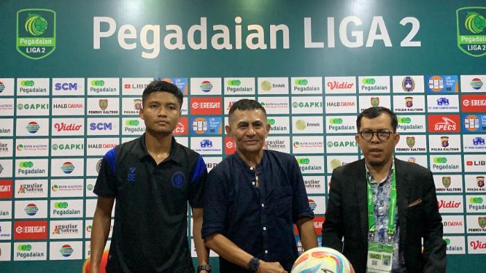 Pemain-PSCS-Cilacap-Supriyadi-kiri-Pelatih-Jessie-Mustamu-tengah.jpg